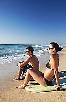 年轻,情侣,坐,冲浪趴板,布莱顿,海滩,佩思,西澳大利亚,澳大利亚