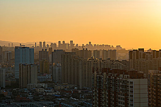 鳞次栉比的城市建筑夕阳剪影