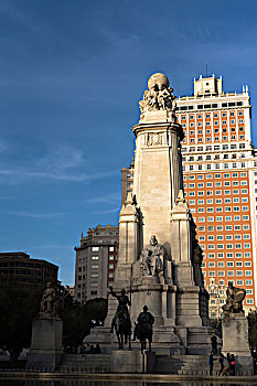 马德里西班牙广场的西班牙大厦和塞万提斯纪念碑