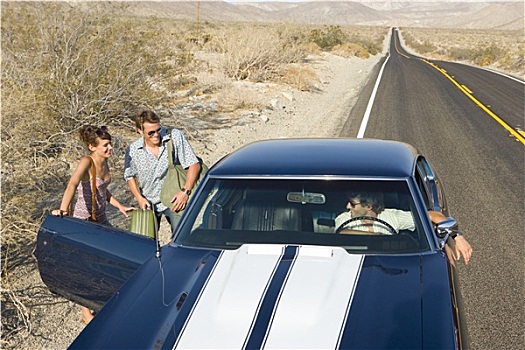 年轻,情侣,搭车,沙漠公路,交谈,驾驶员,汽车,俯视图