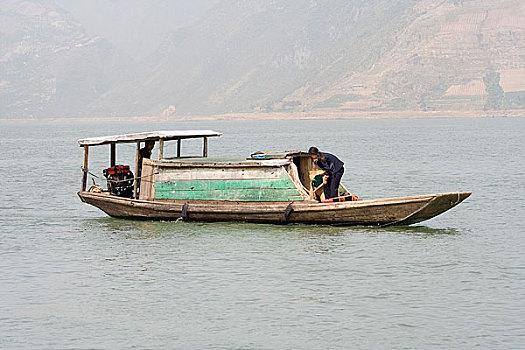 重庆三峡瞿塘峡渔船