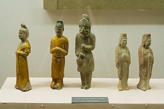内蒙古博物馆陈列唐代胡人俑,黄釉男女陶俑