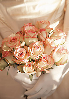 特写,新娘,戴手套,手,拿着,花束,玫瑰