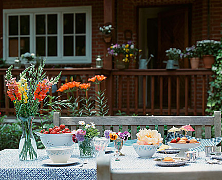 桌子,花,草莓,糕点,杯子