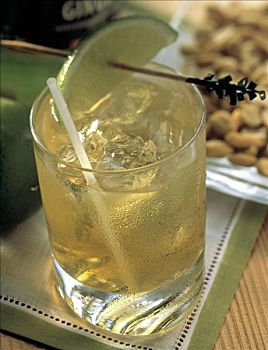 玻璃杯,威士忌酒,姜,酸橙片