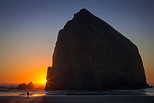 日落,黑斯塔科岩,佳能海滩,俄勒冈,美国