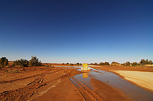 libya,inland,road,in,the,desert