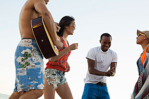 朋友,唱,弹吉他,海滩
