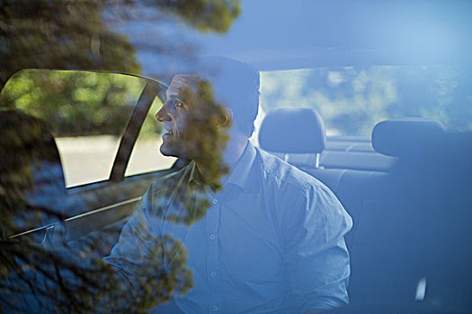 男人,坐,后座,汽车,风景,挡风玻璃