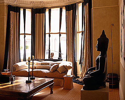 佛,雕塑,面对,木质,茶几,沙发,凸窗,帘