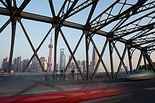 透过上海外滩外白渡桥的钢结构骨架看浦东风光
