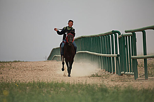 哈萨克族少年赛马
