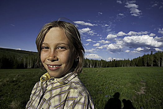 女孩,微笑,草丛,土地,橡木溪,科罗拉多,美国
