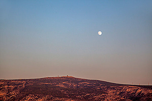 希腊雅典吕卡维多斯山宁静的月色
