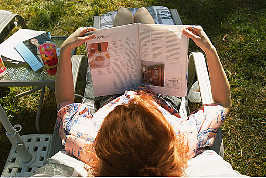 女人,读,杂志,庭院椅