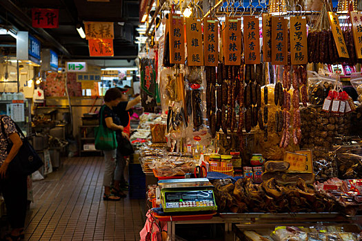 中国年采买年货的人在传统市场挑选南北杂货