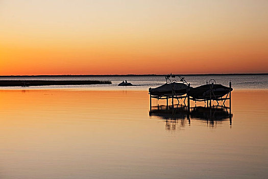 剪影,两个,船,举起,湖,日落,艾伯塔省,加拿大