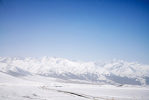 冬季草原雪山