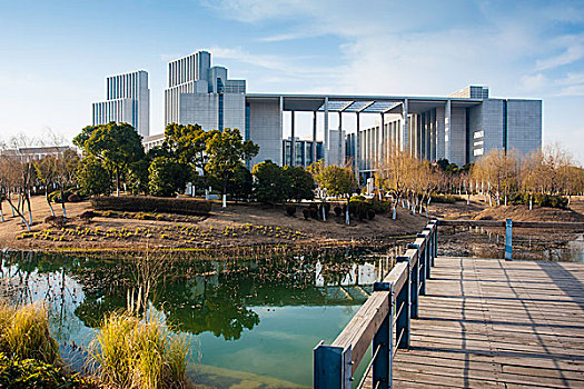 湿地边的现代建筑