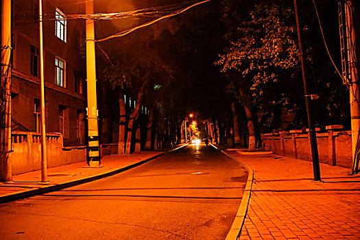 夜晚幽暗的街道路灯