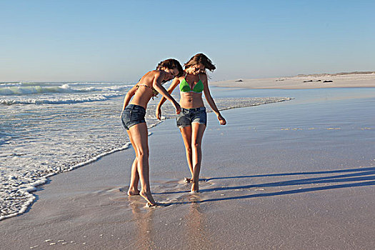 两个女孩,海滩