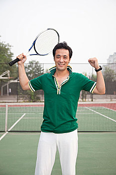 户外打网球的年轻男人