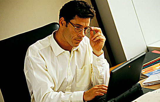 男人,白衬衫,戴着,坐,书桌,正面,笔记本电脑
