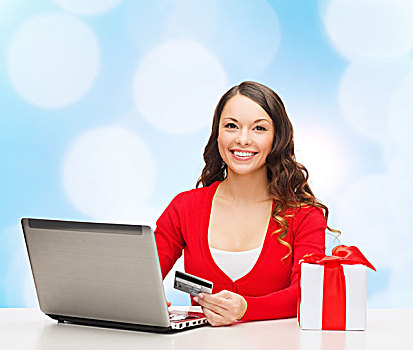 圣诞节,休假,科技,购物,概念,微笑,女人,信用卡,礼盒,笔记本电脑,上方,蓝色,背景