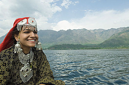 特写,女人,微笑,湖,背景,斯利那加,查谟-克什米尔邦,印度