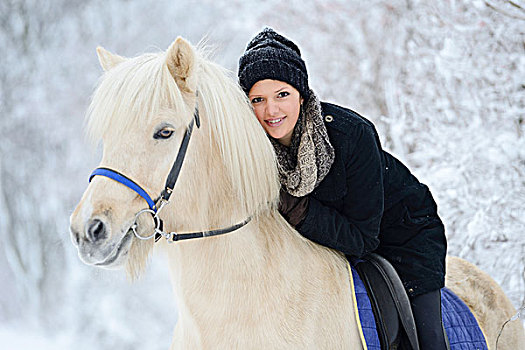 美女,骑马,雪中