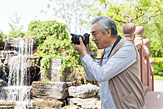 老年男人旅游