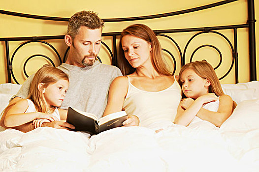家庭,床上,读,圣经