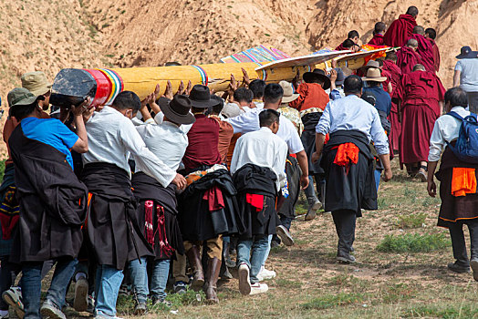 藏族插箭节抬箭的男人们