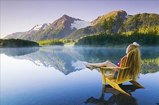女人,放松,椅子,海岸线,水塘,靠近,波蒂奇,楚加,阿拉斯加,夏天
