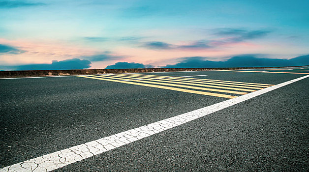 前景为空的道路地面和户外自然景观