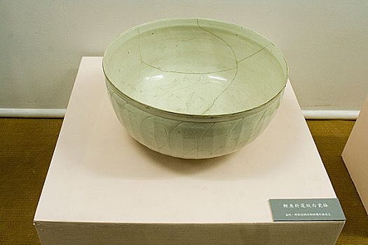 内蒙古博物馆陈列金代鲤鱼卧莲纹白瓷钵