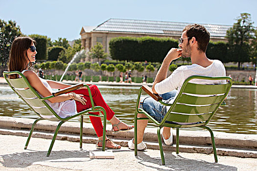 坐,夫妇,椅子,靠近,水塘,花园,巴黎,法兰西岛,法国