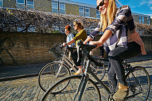 侧面视角,女人,骑自行车,自行车,鹅卵石,道路