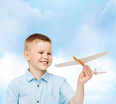 梦,未来,爱好,孩子,概念,微笑,小男孩,拿着,木质,飞机,模型,表针,上方,蓝天背景