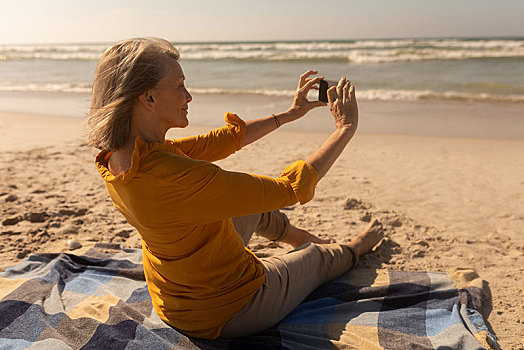 老年,女人,手机,海滩