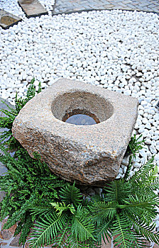 石头,盥洗池,地上