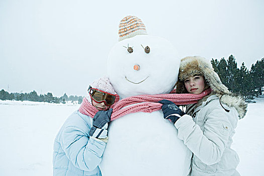 两个,朋友,搂抱,雪人