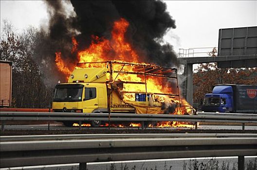 卡车,燃烧,高速公路,中间,弗兰克尼亚,巴伐利亚,德国,欧洲