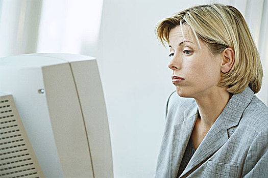 职业女性,台式电脑,皱眉