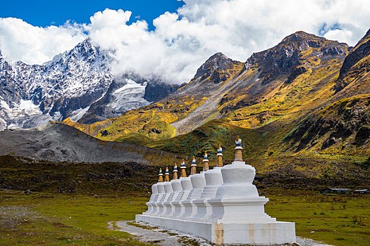 西藏墨脱嘎隆拉雪山下的佛塔