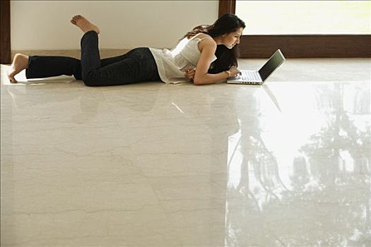 女青年,地板,用电脑