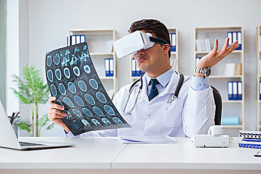 年轻,博士,看,核磁共振扫描,眼镜
