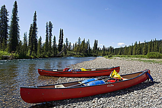 两个,装载,独木舟,岸边,河,砾石,育空地区,加拿大