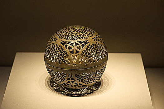 镂空绣球熏香铜炉,明朝,公元1368-1644年,中国国家博物馆收藏