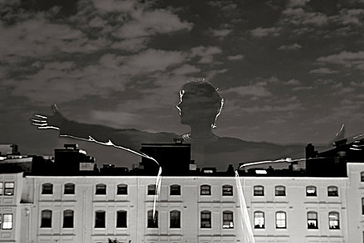 幽灵,图像,女人,手臂,室外,伸展,搂抱,夜晚,天空,上方,山,居民区,巴尔的摩,马里兰,美国,九月,2008年